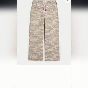 Hollister NWOT Petite Camouflage Low Rise Baggy Jeans With Pink Shoelace